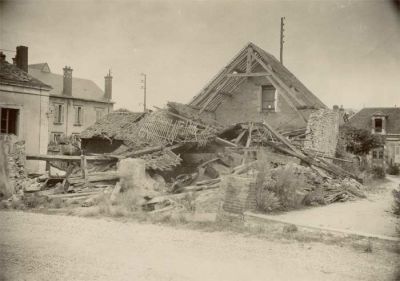 Nogent-le-Rotrou, garage de l'Htel de France, aprs les bombardements des 2, 6 et 8 juillet 1944. FR AD 28 / 83 W 641.
