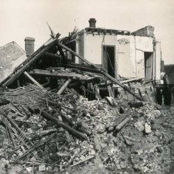 Nogent-le-Rotrou, Etablissements Tirard, aprs les bombardements des 6, 8, 14, 23 et 31 juillet 1944. FR AD 28 / 83 W 641.