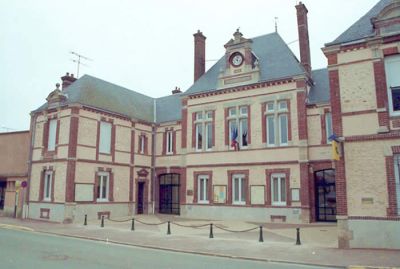 Sur une photographie de la mairie, inaugure pour la seconde fois le 14 dcembre 2002, on retrouve aisment le dessin de la faade du XIXe sicle. 